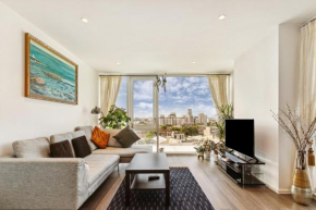 Chic 2-Bedroom Apartment with Stunning Views in London